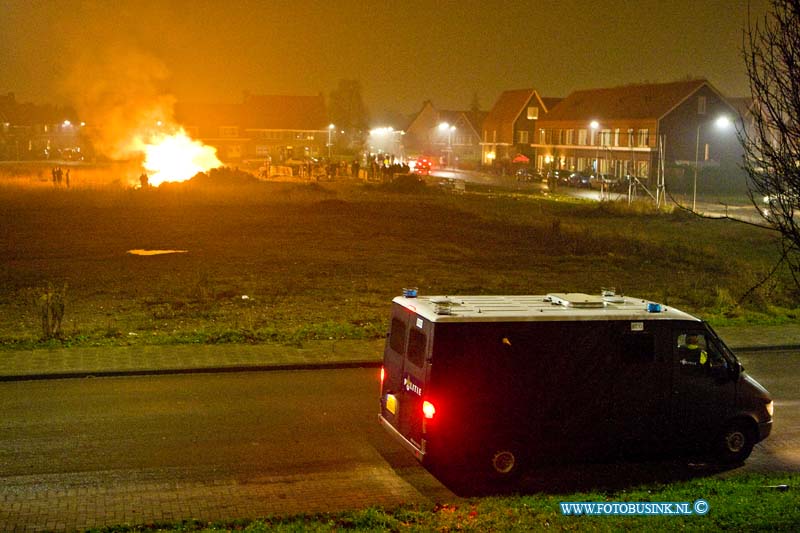 17010103.jpg - DORDRECHT:01-01-2017: Bij het vreugde vuur in de wijk Oud krispijn nabij de Mesdagstraat was het lange tijd onrustig, het vuur van de kerstbomen en Pallets branden hevig en de M.E. En politie keken toe tot dat de brandweer rond half 4 een eind aan het feestje maakte door de brand stapel te blussen.Deze digitale foto blijft eigendom van FOTOPERSBURO BUSINK. Wij hanteren de voorwaarden van het N.V.F. en N.V.J. Gebruik van deze foto impliceert dat u bekend bent  en akkoord gaat met deze voorwaarden bij publicatie.EB/ETIENNE BUSINK