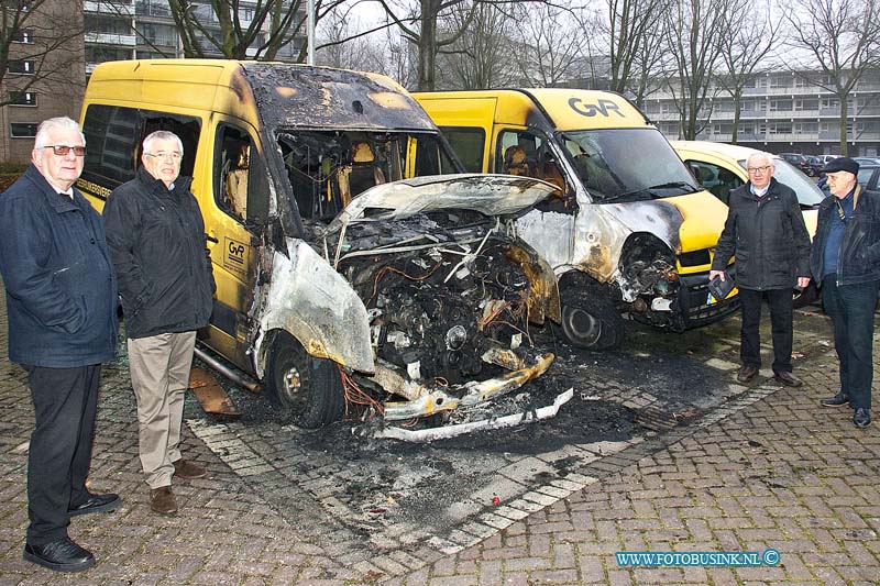 170101512.jpg - DODRECHT - Op zaterdagavond 31 december 2016 rond de klok van 23.20 werd de brandweer van Dordrecht opgeroepen voor een brand in een rolstoelenbus die op een parkeerterrein aan de Blaauwweg in Dordrecht stond geparkeerd.Toen de brandweer aan kwam sloegen er al meters hoge vlammen uit de rolstoelenbus.Een tweede rolstoelenbus die naast de andere bus stond geparkeerd vatte ook vlam.Beide rolstoelbussen raakte verwoest en waren niet meer bruikbaar.De volgende morgen is de schade pas goed te zien.Verschillende chauffeurs van de GVR kwamen vanmorgen verdrietig en boos naar de verwoeste bussen kijken.Voor meer info kunt u bellen met een van de chauffeurs van de gvr: Cor kerkhof-0653281813-.Deze digitale foto blijft eigendom van FOTOPERSBURO BUSINK. Wij hanteren de voorwaarden van het N.V.F. en N.V.J. Gebruik van deze foto impliceert dat u bekend bent  en akkoord gaat met deze voorwaarden bij publicatie.EB/ETIENNE BUSINK