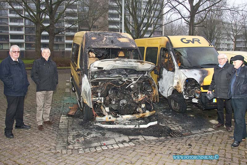 170101515.jpg - DODRECHT - Op zaterdagavond 31 december 2016 rond de klok van 23.20 werd de brandweer van Dordrecht opgeroepen voor een brand in een rolstoelenbus die op een parkeerterrein aan de Blaauwweg in Dordrecht stond geparkeerd.Toen de brandweer aan kwam sloegen er al meters hoge vlammen uit de rolstoelenbus.Een tweede rolstoelenbus die naast de andere bus stond geparkeerd vatte ook vlam.Beide rolstoelbussen raakte verwoest en waren niet meer bruikbaar.De volgende morgen is de schade pas goed te zien.Verschillende chauffeurs van de GVR kwamen vanmorgen verdrietig en boos naar de verwoeste bussen kijken.Voor meer info kunt u bellen met een van de chauffeurs van de gvr: Cor kerkhof-0653281813-.Deze digitale foto blijft eigendom van FOTOPERSBURO BUSINK. Wij hanteren de voorwaarden van het N.V.F. en N.V.J. Gebruik van deze foto impliceert dat u bekend bent  en akkoord gaat met deze voorwaarden bij publicatie.EB/ETIENNE BUSINK