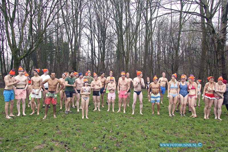 170101574.jpg - DORDRECHT - Op zondag 1 januari 2017 werd er in de Dordtse Biesbosch ( De Merwelanden ) weer de jaarlijkse nieuwjaarsduik georganiseerd waarbij weer tientallen deelnemers aan mee deden.Van heel jong tot oud trotseerde de kou en bij een gevoelstemperatuur van -6 graden doken ze het water in.Deze digitale foto blijft eigendom van FOTOPERSBURO BUSINK. Wij hanteren de voorwaarden van het N.V.F. en N.V.J. Gebruik van deze foto impliceert dat u bekend bent  en akkoord gaat met deze voorwaarden bij publicatie.EB/ETIENNE BUSINK