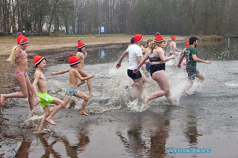 170101586.jpg - DORDRECHT - Op zondag 1 januari 2017 werd er in de Dordtse Biesbosch ( De Merwelanden ) weer de jaarlijkse nieuwjaarsduik georganiseerd waarbij weer tientallen deelnemers aan mee deden.Van heel jong tot oud trotseerde de kou en bij een gevoelstemperatuur van -6 graden doken ze het water in.Deze digitale foto blijft eigendom van FOTOPERSBURO BUSINK. Wij hanteren de voorwaarden van het N.V.F. en N.V.J. Gebruik van deze foto impliceert dat u bekend bent  en akkoord gaat met deze voorwaarden bij publicatie.EB/ETIENNE BUSINK