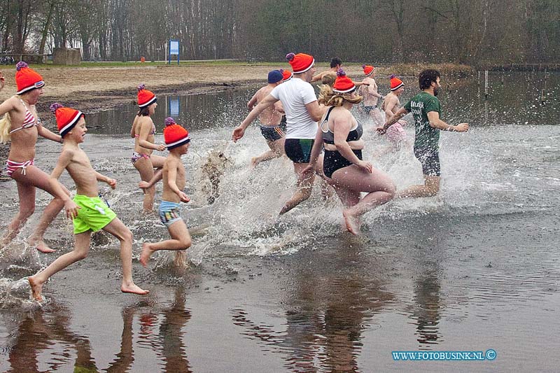 170101587.jpg - DORDRECHT - Op zondag 1 januari 2017 werd er in de Dordtse Biesbosch ( De Merwelanden ) weer de jaarlijkse nieuwjaarsduik georganiseerd waarbij weer tientallen deelnemers aan mee deden.Van heel jong tot oud trotseerde de kou en bij een gevoelstemperatuur van -6 graden doken ze het water in.Deze digitale foto blijft eigendom van FOTOPERSBURO BUSINK. Wij hanteren de voorwaarden van het N.V.F. en N.V.J. Gebruik van deze foto impliceert dat u bekend bent  en akkoord gaat met deze voorwaarden bij publicatie.EB/ETIENNE BUSINK