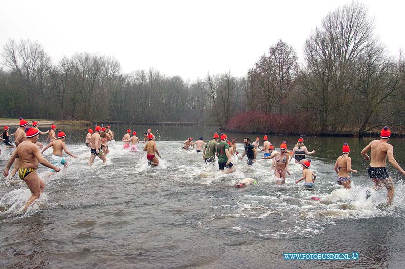 170101595.jpg - DORDRECHT - Op zondag 1 januari 2017 werd er in de Dordtse Biesbosch ( De Merwelanden ) weer de jaarlijkse nieuwjaarsduik georganiseerd waarbij weer tientallen deelnemers aan mee deden.Van heel jong tot oud trotseerde de kou en bij een gevoelstemperatuur van -6 graden doken ze het water in.Deze digitale foto blijft eigendom van FOTOPERSBURO BUSINK. Wij hanteren de voorwaarden van het N.V.F. en N.V.J. Gebruik van deze foto impliceert dat u bekend bent  en akkoord gaat met deze voorwaarden bij publicatie.EB/ETIENNE BUSINK