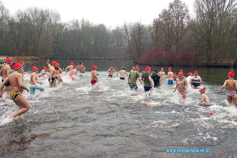 170101596.jpg - DORDRECHT - Op zondag 1 januari 2017 werd er in de Dordtse Biesbosch ( De Merwelanden ) weer de jaarlijkse nieuwjaarsduik georganiseerd waarbij weer tientallen deelnemers aan mee deden.Van heel jong tot oud trotseerde de kou en bij een gevoelstemperatuur van -6 graden doken ze het water in.Deze digitale foto blijft eigendom van FOTOPERSBURO BUSINK. Wij hanteren de voorwaarden van het N.V.F. en N.V.J. Gebruik van deze foto impliceert dat u bekend bent  en akkoord gaat met deze voorwaarden bij publicatie.EB/ETIENNE BUSINK