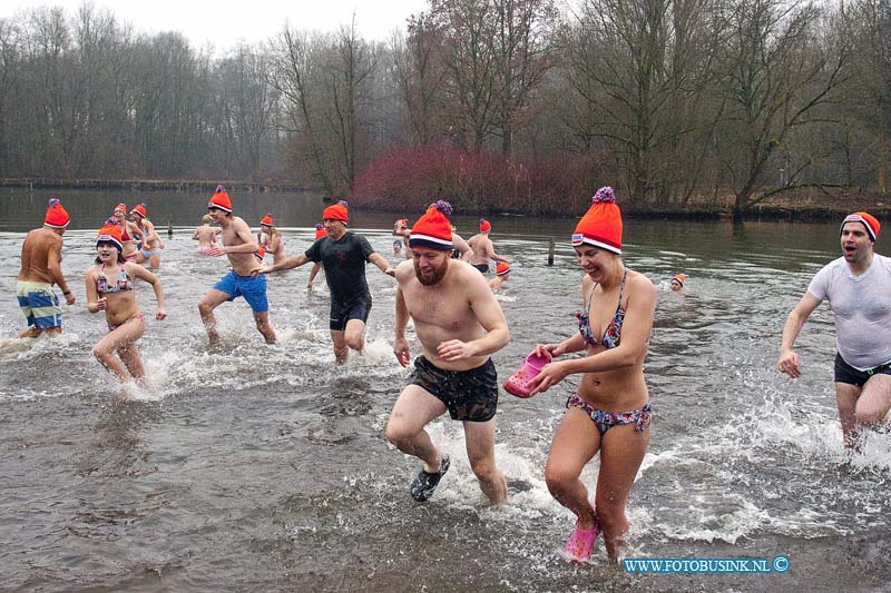 170101601.jpg - DORDRECHT - Op zondag 1 januari 2017 werd er in de Dordtse Biesbosch ( De Merwelanden ) weer de jaarlijkse nieuwjaarsduik georganiseerd waarbij weer tientallen deelnemers aan mee deden.Van heel jong tot oud trotseerde de kou en bij een gevoelstemperatuur van -6 graden doken ze het water in.Deze digitale foto blijft eigendom van FOTOPERSBURO BUSINK. Wij hanteren de voorwaarden van het N.V.F. en N.V.J. Gebruik van deze foto impliceert dat u bekend bent  en akkoord gaat met deze voorwaarden bij publicatie.EB/ETIENNE BUSINK