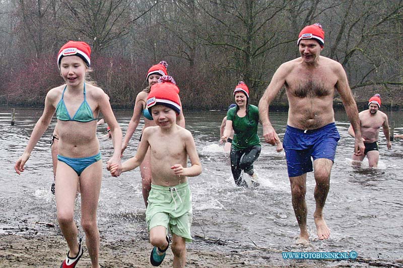 170101606.jpg - DORDRECHT - Op zondag 1 januari 2017 werd er in de Dordtse Biesbosch ( De Merwelanden ) weer de jaarlijkse nieuwjaarsduik georganiseerd waarbij weer tientallen deelnemers aan mee deden.Van heel jong tot oud trotseerde de kou en bij een gevoelstemperatuur van -6 graden doken ze het water in.Deze digitale foto blijft eigendom van FOTOPERSBURO BUSINK. Wij hanteren de voorwaarden van het N.V.F. en N.V.J. Gebruik van deze foto impliceert dat u bekend bent  en akkoord gaat met deze voorwaarden bij publicatie.EB/ETIENNE BUSINK