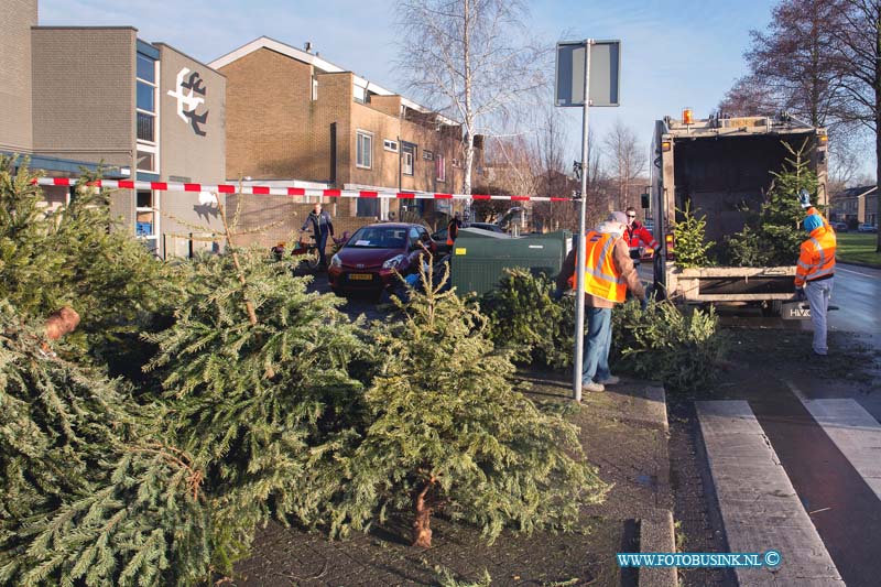 17010201.jpg - DORDRECHT:02 Januari 2017 - Honderden kerstbomen en zakken vuurwerkafval zijn vandaag ingeleverd verspreid over inleverpunten in alle wijken in Dordrecht. Iedere kerstboom leverde 50 cent en iedere zak vuurwerkafval leverde een euro op. Veel kinderen verdienden een aardig zakcentje bij. Foto: Damplein, hoek Dubbelsteijnlaan, de kerstbomen worden afgevoerd door afvalverwerker HVC. Deze digitale foto blijft eigendom van FOTOPERSBURO BUSINK. Wij hanteren de voorwaarden van het N.V.F. en N.V.J. Gebruik van deze foto impliceert dat u bekend bent  en akkoord gaat met deze voorwaarden bij publicatie.EB/ETIENNE BUSINK