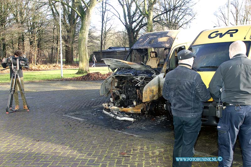 170102552.jpg - DORDRECHT - Op maandag 2 januari 2017 was een forensische onderzoeker van de politie bezig aan de Blaauwweg in Dordrecht om de twee verwoeste rolstoelbussen te onderzoeken die op oudejaarsavond in de brand werden gestoken.de verslagenheid van de chauffeurs en buurtbewoners is groot de mensen zijn zwaar teleur gesteld over dit incident en hopen dat er snel een verantwoordelijke wordt aangehouden.Deze digitale foto blijft eigendom van FOTOPERSBURO BUSINK. Wij hanteren de voorwaarden van het N.V.F. en N.V.J. Gebruik van deze foto impliceert dat u bekend bent  en akkoord gaat met deze voorwaarden bij publicatie.EB/ETIENNE BUSINK