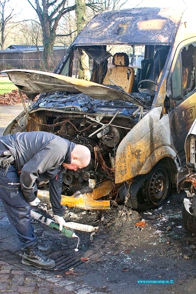 170102590.jpg - DORDRECHT - Op maandag 2 januari 2017 was een forensische onderzoeker van de politie bezig aan de Blaauwweg in Dordrecht om de twee verwoeste rolstoelbussen te onderzoeken die op oudejaarsavond in de brand werden gestoken.de verslagenheid van de chauffeurs en buurtbewoners is groot de mensen zijn zwaar teleur gesteld over dit incident en hopen dat er snel een verantwoordelijke wordt aangehouden.Deze digitale foto blijft eigendom van FOTOPERSBURO BUSINK. Wij hanteren de voorwaarden van het N.V.F. en N.V.J. Gebruik van deze foto impliceert dat u bekend bent  en akkoord gaat met deze voorwaarden bij publicatie.EB/ETIENNE BUSINK