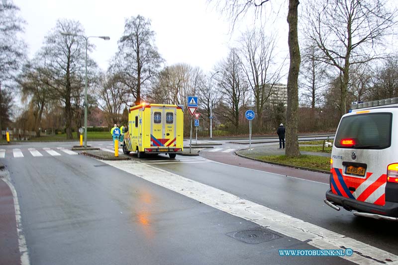 170104502.jpg - DORDRECHT - Op woensdagmorgen 4 januari 2017 is er op de kruising Blaauwweg-Galileilaan in Dordrecht een fietser aangereden door een personenauto.De fietser kwam eerst op de motorkap van de auto en viel vervolgens op de grond.De bestuurster van de personenauto werkt in de zorg en ontfermde zich gelijk over de 70-jarige fietser.Gelukkig had de fietser maar kleine verwondingen en de fietser wilde door fietser.De bestuurster van de personenauto was het daar niet mee eens want ondanks dat de verwondingen mee vielen wilde ze toch ook vanwege de leeftijd dat een medewerker van de ambulance naar de 70-jarige man keek.De medewerkers van de ambulancedienst hebben de man nagekeken en de verwondingen bleken mee te vallen.Na van de schrik te zijn bekomen konden alle partijen hun weg weer vervolgen.De kruising van de Blaauwweg en de Galileilaan in Dordrecht staat bekend om zijn ongevallen.Een omstander vertelde dat hier elke week wel een aanrijding plaats vind en dan voornamelijk met mensen op de fiets.:Deze digitale foto blijft eigendom van FOTOPERSBURO BUSINK. Wij hanteren de voorwaarden van het N.V.F. en N.V.J. Gebruik van deze foto impliceert dat u bekend bent  en akkoord gaat met deze voorwaarden bij publicatie.EB/ETIENNE BUSINK