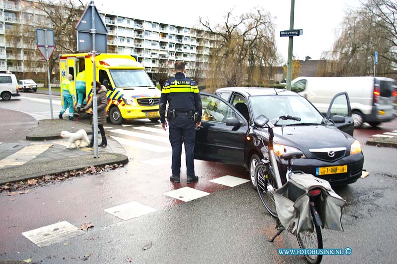 170104506.jpg - DORDRECHT - Op woensdagmorgen 4 januari 2017 is er op de kruising Blaauwweg-Galileilaan in Dordrecht een fietser aangereden door een personenauto.De fietser kwam eerst op de motorkap van de auto en viel vervolgens op de grond.De bestuurster van de personenauto werkt in de zorg en ontfermde zich gelijk over de 70-jarige fietser.Gelukkig had de fietser maar kleine verwondingen en de fietser wilde door fietser.De bestuurster van de personenauto was het daar niet mee eens want ondanks dat de verwondingen mee vielen wilde ze toch ook vanwege de leeftijd dat een medewerker van de ambulance naar de 70-jarige man keek.De medewerkers van de ambulancedienst hebben de man nagekeken en de verwondingen bleken mee te vallen.Na van de schrik te zijn bekomen konden alle partijen hun weg weer vervolgen.De kruising van de Blaauwweg en de Galileilaan in Dordrecht staat bekend om zijn ongevallen.Een omstander vertelde dat hier elke week wel een aanrijding plaats vind en dan voornamelijk met mensen op de fiets.:Deze digitale foto blijft eigendom van FOTOPERSBURO BUSINK. Wij hanteren de voorwaarden van het N.V.F. en N.V.J. Gebruik van deze foto impliceert dat u bekend bent  en akkoord gaat met deze voorwaarden bij publicatie.EB/ETIENNE BUSINK