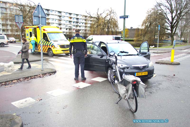 170104507.jpg - DORDRECHT - Op woensdagmorgen 4 januari 2017 is er op de kruising Blaauwweg-Galileilaan in Dordrecht een fietser aangereden door een personenauto.De fietser kwam eerst op de motorkap van de auto en viel vervolgens op de grond.De bestuurster van de personenauto werkt in de zorg en ontfermde zich gelijk over de 70-jarige fietser.Gelukkig had de fietser maar kleine verwondingen en de fietser wilde door fietser.De bestuurster van de personenauto was het daar niet mee eens want ondanks dat de verwondingen mee vielen wilde ze toch ook vanwege de leeftijd dat een medewerker van de ambulance naar de 70-jarige man keek.De medewerkers van de ambulancedienst hebben de man nagekeken en de verwondingen bleken mee te vallen.Na van de schrik te zijn bekomen konden alle partijen hun weg weer vervolgen.De kruising van de Blaauwweg en de Galileilaan in Dordrecht staat bekend om zijn ongevallen.Een omstander vertelde dat hier elke week wel een aanrijding plaats vind en dan voornamelijk met mensen op de fiets.:Deze digitale foto blijft eigendom van FOTOPERSBURO BUSINK. Wij hanteren de voorwaarden van het N.V.F. en N.V.J. Gebruik van deze foto impliceert dat u bekend bent  en akkoord gaat met deze voorwaarden bij publicatie.EB/ETIENNE BUSINK