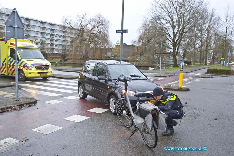 170104510.jpg - DORDRECHT - Op woensdagmorgen 4 januari 2017 is er op de kruising Blaauwweg-Galileilaan in Dordrecht een fietser aangereden door een personenauto.De fietser kwam eerst op de motorkap van de auto en viel vervolgens op de grond.De bestuurster van de personenauto werkt in de zorg en ontfermde zich gelijk over de 70-jarige fietser.Gelukkig had de fietser maar kleine verwondingen en de fietser wilde door fietser.De bestuurster van de personenauto was het daar niet mee eens want ondanks dat de verwondingen mee vielen wilde ze toch ook vanwege de leeftijd dat een medewerker van de ambulance naar de 70-jarige man keek.De medewerkers van de ambulancedienst hebben de man nagekeken en de verwondingen bleken mee te vallen.Na van de schrik te zijn bekomen konden alle partijen hun weg weer vervolgen.De kruising van de Blaauwweg en de Galileilaan in Dordrecht staat bekend om zijn ongevallen.Een omstander vertelde dat hier elke week wel een aanrijding plaats vind en dan voornamelijk met mensen op de fiets.:Deze digitale foto blijft eigendom van FOTOPERSBURO BUSINK. Wij hanteren de voorwaarden van het N.V.F. en N.V.J. Gebruik van deze foto impliceert dat u bekend bent  en akkoord gaat met deze voorwaarden bij publicatie.EB/ETIENNE BUSINK