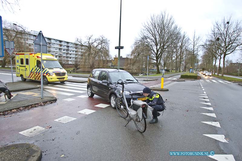170104511.jpg - DORDRECHT - Op woensdagmorgen 4 januari 2017 is er op de kruising Blaauwweg-Galileilaan in Dordrecht een fietser aangereden door een personenauto.De fietser kwam eerst op de motorkap van de auto en viel vervolgens op de grond.De bestuurster van de personenauto werkt in de zorg en ontfermde zich gelijk over de 70-jarige fietser.Gelukkig had de fietser maar kleine verwondingen en de fietser wilde door fietser.De bestuurster van de personenauto was het daar niet mee eens want ondanks dat de verwondingen mee vielen wilde ze toch ook vanwege de leeftijd dat een medewerker van de ambulance naar de 70-jarige man keek.De medewerkers van de ambulancedienst hebben de man nagekeken en de verwondingen bleken mee te vallen.Na van de schrik te zijn bekomen konden alle partijen hun weg weer vervolgen.De kruising van de Blaauwweg en de Galileilaan in Dordrecht staat bekend om zijn ongevallen.Een omstander vertelde dat hier elke week wel een aanrijding plaats vind en dan voornamelijk met mensen op de fiets.:Deze digitale foto blijft eigendom van FOTOPERSBURO BUSINK. Wij hanteren de voorwaarden van het N.V.F. en N.V.J. Gebruik van deze foto impliceert dat u bekend bent  en akkoord gaat met deze voorwaarden bij publicatie.EB/ETIENNE BUSINK