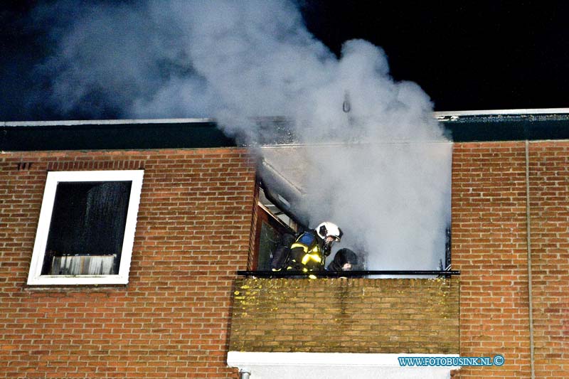 17010501.jpg - SLIEDRECHT:05-01-2017: Uitslaande brand in een flat woning aan de Prof. Snelliusweg. Omliggende woningen werden door de Brandweer en Politie ontruimd. De bewoner van de brandende flatwoning is naar ziekenhuis voor rook inhalatie. Rond half 3 melde de Brandweer  brand meester. Salvage onderweg voor opnemen van schade.Deze digitale foto blijft eigendom van FOTOPERSBURO BUSINK. Wij hanteren de voorwaarden van het N.V.F. en N.V.J. Gebruik van deze foto impliceert dat u bekend bent  en akkoord gaat met deze voorwaarden bij publicatie.EB/ETIENNE BUSINK