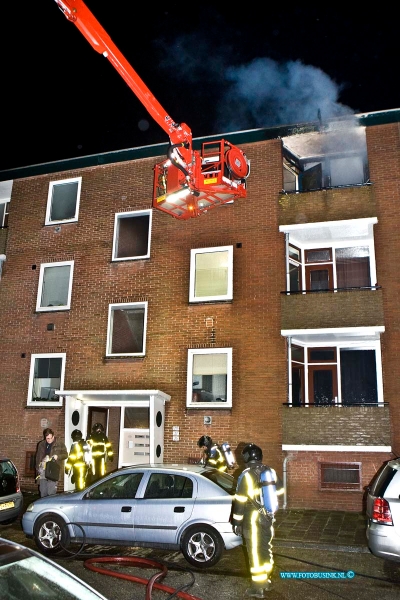 17010502.jpg - SLIEDRECHT:05-01-2017: Uitslaande brand in een flat woning aan de Prof. Snelliusweg. Omliggende woningen werden door de Brandweer en Politie ontruimd. De bewoner van de brandende flatwoning is naar ziekenhuis voor rook inhalatie. Rond half 3 melde de Brandweer  brand meester. Salvage onderweg voor opnemen van schade.Deze digitale foto blijft eigendom van FOTOPERSBURO BUSINK. Wij hanteren de voorwaarden van het N.V.F. en N.V.J. Gebruik van deze foto impliceert dat u bekend bent  en akkoord gaat met deze voorwaarden bij publicatie.EB/ETIENNE BUSINK