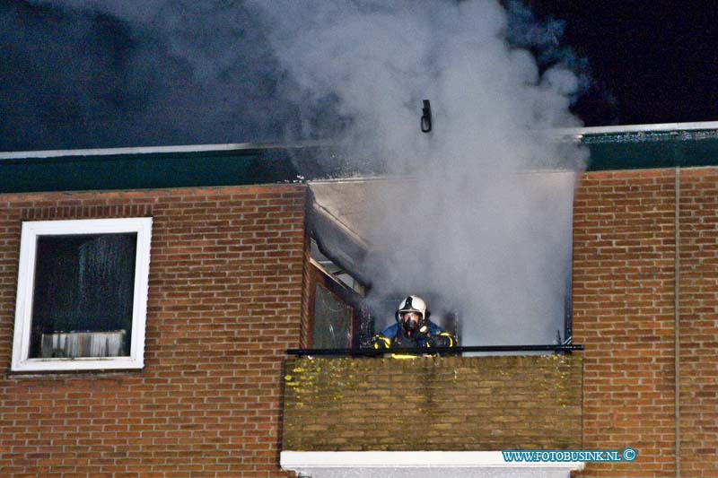 17010504.jpg - SLIEDRECHT:05-01-2017: Uitslaande brand in een flat woning aan de Prof. Snelliusweg. Omliggende woningen werden door de Brandweer en Politie ontruimd. De bewoner van de brandende flatwoning is naar ziekenhuis voor rook inhalatie. Rond half 3 melde de Brandweer  brand meester. Salvage onderweg voor opnemen van schade.Deze digitale foto blijft eigendom van FOTOPERSBURO BUSINK. Wij hanteren de voorwaarden van het N.V.F. en N.V.J. Gebruik van deze foto impliceert dat u bekend bent  en akkoord gaat met deze voorwaarden bij publicatie.EB/ETIENNE BUSINK