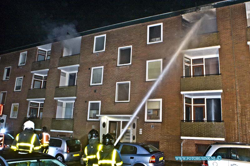 17010505.jpg - SLIEDRECHT:05-01-2017: Uitslaande brand in een flat woning aan de Prof. Snelliusweg. Omliggende woningen werden door de Brandweer en Politie ontruimd. De bewoner van de brandende flatwoning is naar ziekenhuis voor rook inhalatie. Rond half 3 melde de Brandweer  brand meester. Salvage onderweg voor opnemen van schade.Deze digitale foto blijft eigendom van FOTOPERSBURO BUSINK. Wij hanteren de voorwaarden van het N.V.F. en N.V.J. Gebruik van deze foto impliceert dat u bekend bent  en akkoord gaat met deze voorwaarden bij publicatie.EB/ETIENNE BUSINK