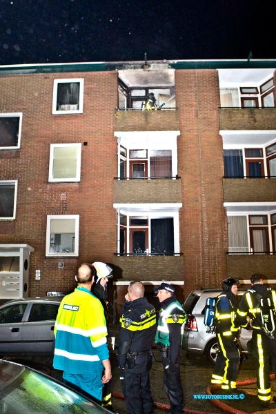 17010506.jpg - SLIEDRECHT:05-01-2017: Uitslaande brand in een flat woning aan de Prof. Snelliusweg. Omliggende woningen werden door de Brandweer en Politie ontruimd. De bewoner van de brandende flatwoning is naar ziekenhuis voor rook inhalatie. Rond half 3 melde de Brandweer  brand meester. Salvage onderweg voor opnemen van schade.Deze digitale foto blijft eigendom van FOTOPERSBURO BUSINK. Wij hanteren de voorwaarden van het N.V.F. en N.V.J. Gebruik van deze foto impliceert dat u bekend bent  en akkoord gaat met deze voorwaarden bij publicatie.EB/ETIENNE BUSINK