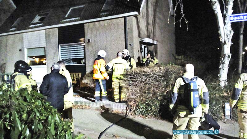 170106503.jpg - ZWIJNDRECHT - Op vrijdag 6 januari 2016 is er op de Bachstraat in Zwijndrecht een korte maar hevige uitslaande zolderbrand geweest.Door het snelle handelen van de brandweer uit Zwijndrecht kon erge worden voorkomen.De brandweer heeft uit de woning een hond kunnen redden waarvoor een dierenambulance is gekomen.Ook een bewoner werd gecontroleerd door de medewerkers van de ambulancedienst.De oorzaak van de brand was een droger.Deze digitale foto blijft eigendom van FOTOPERSBURO BUSINK. Wij hanteren de voorwaarden van het N.V.F. en N.V.J. Gebruik van deze foto impliceert dat u bekend bent  en akkoord gaat met deze voorwaarden bij publicatie.EB/ETIENNE BUSINK