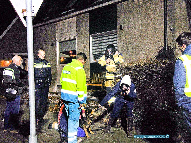170106508.jpg - ZWIJNDRECHT - Op vrijdag 6 januari 2016 is er op de Bachstraat in Zwijndrecht een korte maar hevige uitslaande zolderbrand geweest.Door het snelle handelen van de brandweer uit Zwijndrecht kon erge worden voorkomen.De brandweer heeft uit de woning een hond kunnen redden waarvoor een dierenambulance is gekomen.Ook een bewoner werd gecontroleerd door de medewerkers van de ambulancedienst.De oorzaak van de brand was een droger.Deze digitale foto blijft eigendom van FOTOPERSBURO BUSINK. Wij hanteren de voorwaarden van het N.V.F. en N.V.J. Gebruik van deze foto impliceert dat u bekend bent  en akkoord gaat met deze voorwaarden bij publicatie.EB/ETIENNE BUSINK