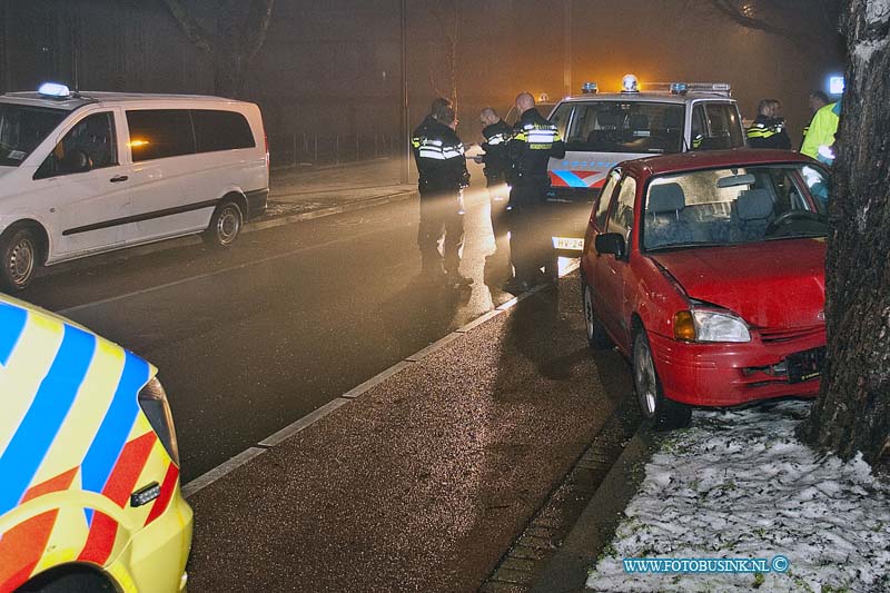 170107550.jpg - DORDRECHT  Op zaterdagavond 7 januari 2017 is er op de Spuiweg in Dordrecht een man met zijn personenauto tegen een boom aangereden.Diversen hulpdiensten waaronder de politie , de ambulancedienst en ook de brandweer werden voor dit ongeval opgeroepen.De brandweer kwam naar het ongeval toe om dat de bestuurder van de personenauto mogelijk bekneld zat in zijn voertuig.Volgens een getuigen was de bestuurder na de klap tegen de boom even buiten westen.De bestuurder is door de medewerkers van de ambulancedienst nagekeken maar markeerde gelukkig verder niks.Een berger heeft de auto afgesleept.Hoe of waarom de bestuurder tegen de boom is gereden is onbekend.Deze digitale foto blijft eigendom van FOTOPERSBURO BUSINK. Wij hanteren de voorwaarden van het N.V.F. en N.V.J. Gebruik van deze foto impliceert dat u bekend bent  en akkoord gaat met deze voorwaarden bij publicatie.EB/ETIENNE BUSINK