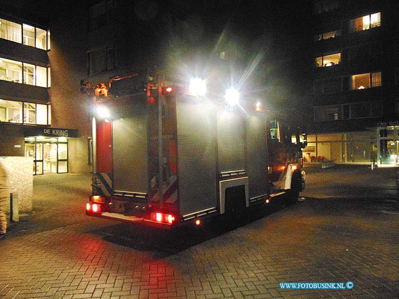 170109500.jpg - ZWIJNDRECHT - Op maandagmorgen 9 januari 2017 werden de hulpdiensten opgeroepen voor een brand in een appartementencomplex de Kring in Zwijndrecht een magnetron in de brand was gevlogen.Dankzij het kordaat optreden van de aanwezige BHV-er is erger voorkomen.De medewerkers van de ambulance hebben een medewerker nagekeken op rookinhalatie.Deze digitale foto blijft eigendom van FOTOPERSBURO BUSINK. Wij hanteren de voorwaarden van het N.V.F. en N.V.J. Gebruik van deze foto impliceert dat u bekend bent  en akkoord gaat met deze voorwaarden bij publicatie.EB/ETIENNE BUSINK