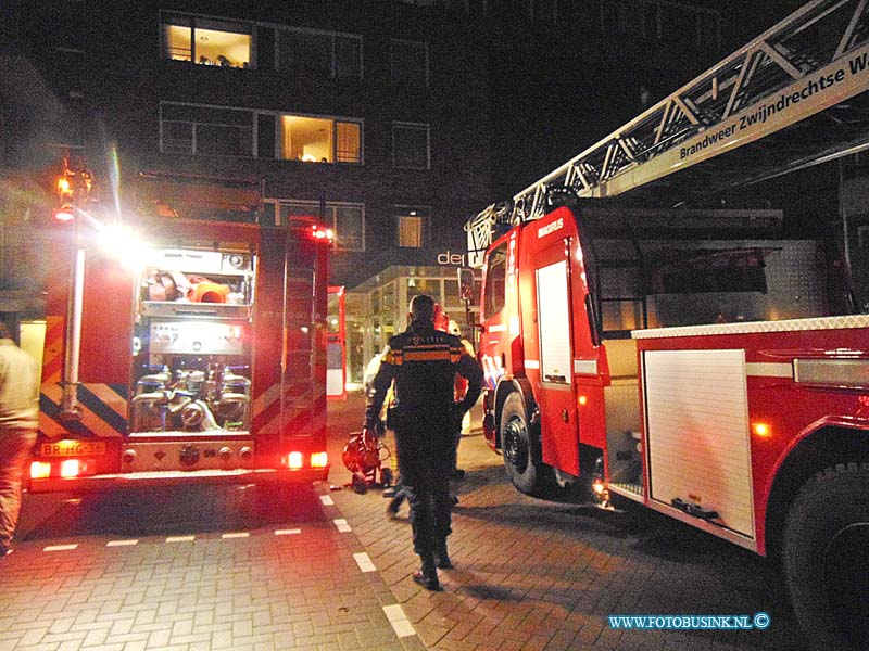 170109505.jpg - ZWIJNDRECHT - Op maandagmorgen 9 januari 2017 werden de hulpdiensten opgeroepen voor een brand in een appartementencomplex de Kring in Zwijndrecht een magnetron in de brand was gevlogen.Dankzij het kordaat optreden van de aanwezige BHV-er is erger voorkomen.De medewerkers van de ambulance hebben een medewerker nagekeken op rookinhalatie.Deze digitale foto blijft eigendom van FOTOPERSBURO BUSINK. Wij hanteren de voorwaarden van het N.V.F. en N.V.J. Gebruik van deze foto impliceert dat u bekend bent  en akkoord gaat met deze voorwaarden bij publicatie.EB/ETIENNE BUSINK