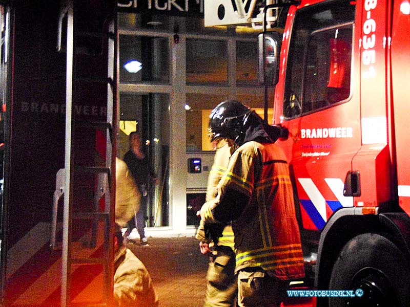 170109506.jpg - ZWIJNDRECHT - Op maandagmorgen 9 januari 2017 werden de hulpdiensten opgeroepen voor een brand in een appartementencomplex de Kring in Zwijndrecht een magnetron in de brand was gevlogen.Dankzij het kordaat optreden van de aanwezige BHV-er is erger voorkomen.De medewerkers van de ambulance hebben een medewerker nagekeken op rookinhalatie.Deze digitale foto blijft eigendom van FOTOPERSBURO BUSINK. Wij hanteren de voorwaarden van het N.V.F. en N.V.J. Gebruik van deze foto impliceert dat u bekend bent  en akkoord gaat met deze voorwaarden bij publicatie.EB/ETIENNE BUSINK