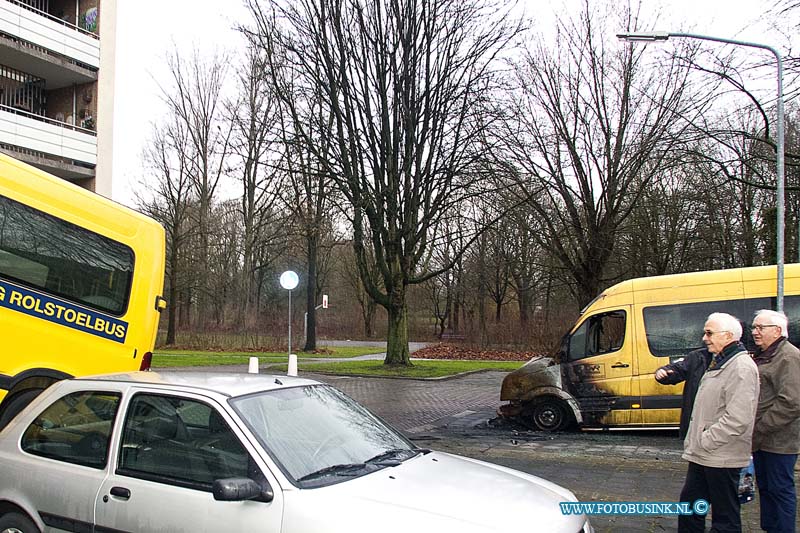 170110500.jpg - DORDRECHT - Op dinsdag 10 januari 2017 werden eindelijk de uitgebrande rolstoelbussen weggesleept 'onder het toeziend oog van chauffeurs en vrijwilligers van de GVR.Tien dag lang stonden de busjes op de parkeerplaats aan de Blaauwweg in Dordrecht.Een van de chauffeurs woont aan de Blaauwweg en werd de afgelopen tien dagen elke dag met het leed geconfronteerd wat er er op oudejaarsavond was gebeurd.Dat het zolang heeft geduurd lag aan de verzekering.Het kan nog wel een half jaar duren voor dat het nieuwe busje er is en het is aangepast.Ze gaan  proberen of de lift voor rolstoelen kan worden overgezet.De brand heeft een hoop boze reactie los gemaakt in de buurt en haalde zelfs het landelijke nieuws.Deze digitale foto blijft eigendom van FOTOPERSBURO BUSINK. Wij hanteren de voorwaarden van het N.V.F. en N.V.J. Gebruik van deze foto impliceert dat u bekend bent  en akkoord gaat met deze voorwaarden bij publicatie.EB/ETIENNE BUSINK