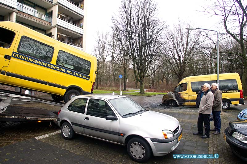 170110502.jpg - DORDRECHT - Op dinsdag 10 januari 2017 werden eindelijk de uitgebrande rolstoelbussen weggesleept 'onder het toeziend oog van chauffeurs en vrijwilligers van de GVR.Tien dag lang stonden de busjes op de parkeerplaats aan de Blaauwweg in Dordrecht.Een van de chauffeurs woont aan de Blaauwweg en werd de afgelopen tien dagen elke dag met het leed geconfronteerd wat er er op oudejaarsavond was gebeurd.Dat het zolang heeft geduurd lag aan de verzekering.Het kan nog wel een half jaar duren voor dat het nieuwe busje er is en het is aangepast.Ze gaan  proberen of de lift voor rolstoelen kan worden overgezet.De brand heeft een hoop boze reactie los gemaakt in de buurt en haalde zelfs het landelijke nieuws.Deze digitale foto blijft eigendom van FOTOPERSBURO BUSINK. Wij hanteren de voorwaarden van het N.V.F. en N.V.J. Gebruik van deze foto impliceert dat u bekend bent  en akkoord gaat met deze voorwaarden bij publicatie.EB/ETIENNE BUSINK