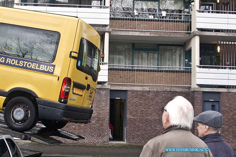 170110505.jpg - DORDRECHT - Op dinsdag 10 januari 2017 werden eindelijk de uitgebrande rolstoelbussen weggesleept 'onder het toeziend oog van chauffeurs en vrijwilligers van de GVR.Tien dag lang stonden de busjes op de parkeerplaats aan de Blaauwweg in Dordrecht.Een van de chauffeurs woont aan de Blaauwweg en werd de afgelopen tien dagen elke dag met het leed geconfronteerd wat er er op oudejaarsavond was gebeurd.Dat het zolang heeft geduurd lag aan de verzekering.Het kan nog wel een half jaar duren voor dat het nieuwe busje er is en het is aangepast.Ze gaan  proberen of de lift voor rolstoelen kan worden overgezet.De brand heeft een hoop boze reactie los gemaakt in de buurt en haalde zelfs het landelijke nieuws.Deze digitale foto blijft eigendom van FOTOPERSBURO BUSINK. Wij hanteren de voorwaarden van het N.V.F. en N.V.J. Gebruik van deze foto impliceert dat u bekend bent  en akkoord gaat met deze voorwaarden bij publicatie.EB/ETIENNE BUSINK