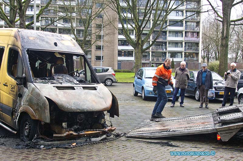 170110526.jpg - DORDRECHT - Op dinsdag 10 januari 2017 werden eindelijk de uitgebrande rolstoelbussen weggesleept 'onder het toeziend oog van chauffeurs en vrijwilligers van de GVR.Tien dag lang stonden de busjes op de parkeerplaats aan de Blaauwweg in Dordrecht.Een van de chauffeurs woont aan de Blaauwweg en werd de afgelopen tien dagen elke dag met het leed geconfronteerd wat er er op oudejaarsavond was gebeurd.Dat het zolang heeft geduurd lag aan de verzekering.Het kan nog wel een half jaar duren voor dat het nieuwe busje er is en het is aangepast.Ze gaan  proberen of de lift voor rolstoelen kan worden overgezet.De brand heeft een hoop boze reactie los gemaakt in de buurt en haalde zelfs het landelijke nieuws.Deze digitale foto blijft eigendom van FOTOPERSBURO BUSINK. Wij hanteren de voorwaarden van het N.V.F. en N.V.J. Gebruik van deze foto impliceert dat u bekend bent  en akkoord gaat met deze voorwaarden bij publicatie.EB/ETIENNE BUSINK