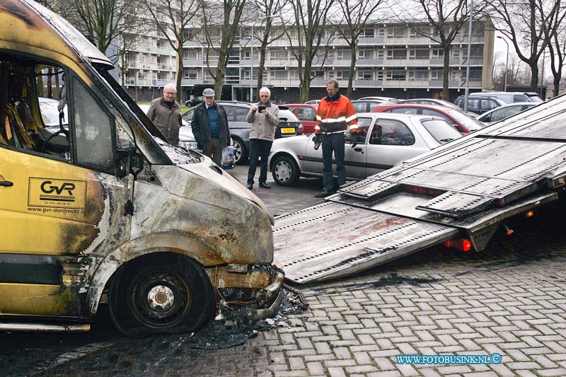 170110527.jpg - DORDRECHT - Op dinsdag 10 januari 2017 werden eindelijk de uitgebrande rolstoelbussen weggesleept 'onder het toeziend oog van chauffeurs en vrijwilligers van de GVR.Tien dag lang stonden de busjes op de parkeerplaats aan de Blaauwweg in Dordrecht.Een van de chauffeurs woont aan de Blaauwweg en werd de afgelopen tien dagen elke dag met het leed geconfronteerd wat er er op oudejaarsavond was gebeurd.Dat het zolang heeft geduurd lag aan de verzekering.Het kan nog wel een half jaar duren voor dat het nieuwe busje er is en het is aangepast.Ze gaan  proberen of de lift voor rolstoelen kan worden overgezet.De brand heeft een hoop boze reactie los gemaakt in de buurt en haalde zelfs het landelijke nieuws.Deze digitale foto blijft eigendom van FOTOPERSBURO BUSINK. Wij hanteren de voorwaarden van het N.V.F. en N.V.J. Gebruik van deze foto impliceert dat u bekend bent  en akkoord gaat met deze voorwaarden bij publicatie.EB/ETIENNE BUSINK