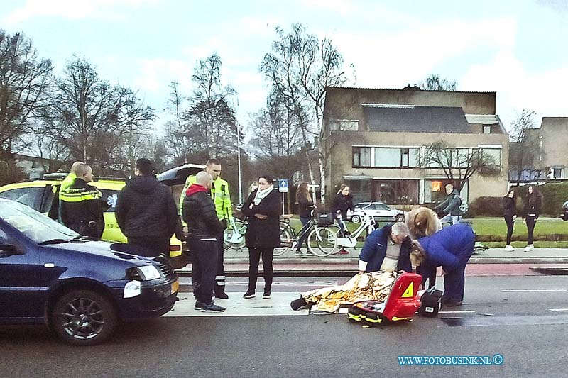 170110533.jpg - ZWIJNDRECHT - Op dinsdag 10 januari 2017 is er op de Officiersvliet in Zwijndrecht een man aangereden door een personenauto.Hierbij liep de voetganger verwondingen aan zijn hoofd op en is met een ambulance voor zijn verwondingen naar het ziekehuis gebracht.De V.O.A heeft onderzoek naar de toedracht van dit ongeval gedaan.Deze digitale foto blijft eigendom van FOTOPERSBURO BUSINK. Wij hanteren de voorwaarden van het N.V.F. en N.V.J. Gebruik van deze foto impliceert dat u bekend bent  en akkoord gaat met deze voorwaarden bij publicatie.EB/ETIENNE BUSINK