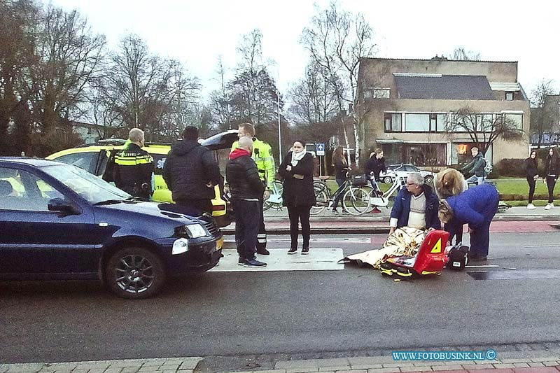 170110534.jpg - ZWIJNDRECHT - Op dinsdag 10 januari 2017 is er op de Officiersvliet in Zwijndrecht een man aangereden door een personenauto.Hierbij liep de voetganger verwondingen aan zijn hoofd op en is met een ambulance voor zijn verwondingen naar het ziekehuis gebracht.De V.O.A heeft onderzoek naar de toedracht van dit ongeval gedaan.Deze digitale foto blijft eigendom van FOTOPERSBURO BUSINK. Wij hanteren de voorwaarden van het N.V.F. en N.V.J. Gebruik van deze foto impliceert dat u bekend bent  en akkoord gaat met deze voorwaarden bij publicatie.EB/ETIENNE BUSINK