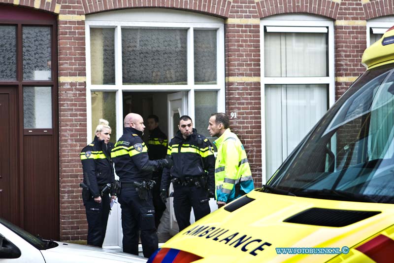 17011101.jpg - DORDRECHT:11-01-2017: Bij huiselijk geweld in de Hoofdstraat is een persoon gewond geraakt en door het Ambulance personeel naar een ziekenhuis gebracht. 1 persoon is door de Politie aangehouden die met 5 politie wagens aanwezig waren. De trauma helikopter werd ook gealarmeerd maar was niet nodig.Deze digitale foto blijft eigendom van FOTOPERSBURO BUSINK. Wij hanteren de voorwaarden van het N.V.F. en N.V.J. Gebruik van deze foto impliceert dat u bekend bent  en akkoord gaat met deze voorwaarden bij publicatie.EB/ETIENNE BUSINK