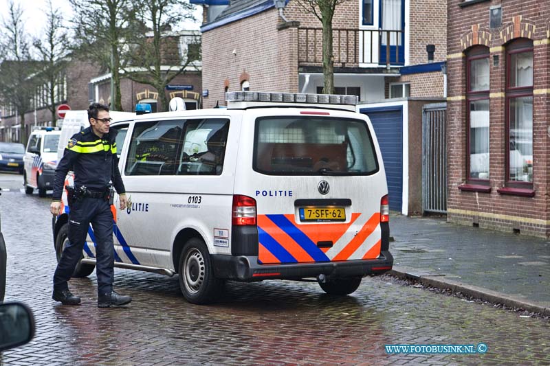 17011102.jpg - DORDRECHT:11-01-2017: Bij huiselijk geweld in de Hoofdstraat is een persoon gewond geraakt en door het Ambulance personeel naar een ziekenhuis gebracht. 1 persoon is door de Politie aangehouden die met 5 politie wagens aanwezig waren. De trauma helikopter werd ook gealarmeerd maar was niet nodig.Deze digitale foto blijft eigendom van FOTOPERSBURO BUSINK. Wij hanteren de voorwaarden van het N.V.F. en N.V.J. Gebruik van deze foto impliceert dat u bekend bent  en akkoord gaat met deze voorwaarden bij publicatie.EB/ETIENNE BUSINK