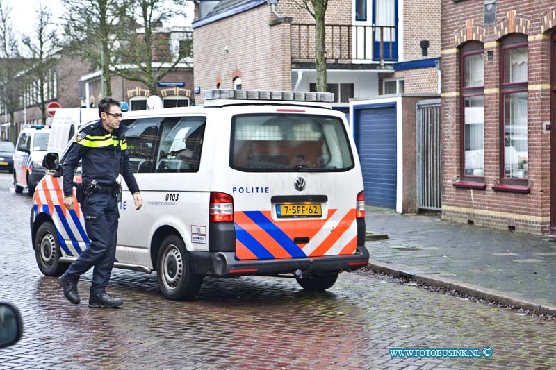 17011103.jpg - DORDRECHT:11-01-2017: Bij huiselijk geweld in de Hoofdstraat is een persoon gewond geraakt en door het Ambulance personeel naar een ziekenhuis gebracht. 1 persoon is door de Politie aangehouden die met 5 politie wagens aanwezig waren. De trauma helikopter werd ook gealarmeerd maar was niet nodig.Deze digitale foto blijft eigendom van FOTOPERSBURO BUSINK. Wij hanteren de voorwaarden van het N.V.F. en N.V.J. Gebruik van deze foto impliceert dat u bekend bent  en akkoord gaat met deze voorwaarden bij publicatie.EB/ETIENNE BUSINK