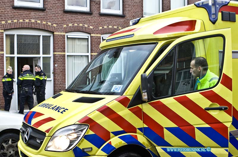 17011104.jpg - DORDRECHT:11-01-2017: Bij huiselijk geweld in de Hoofdstraat is een persoon gewond geraakt en door het Ambulance personeel naar een ziekenhuis gebracht. 1 persoon is door de Politie aangehouden die met 5 politie wagens aanwezig waren. De trauma helikopter werd ook gealarmeerd maar was niet nodig.Deze digitale foto blijft eigendom van FOTOPERSBURO BUSINK. Wij hanteren de voorwaarden van het N.V.F. en N.V.J. Gebruik van deze foto impliceert dat u bekend bent  en akkoord gaat met deze voorwaarden bij publicatie.EB/ETIENNE BUSINK