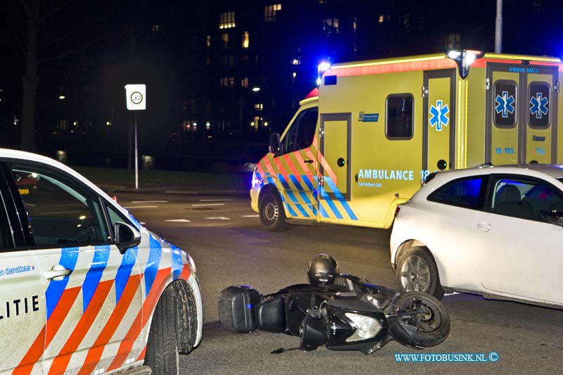 17011105.jpg - DORDRECHT:11-01-2017: Bij een ongeval tussen een auto en een bromfiets op de kruising Julianaweg  Nassauweg is de bromfietser gewond geraakt en door een Ambulance personeel behandeld. De kruising was tijdelijk afgesloten over de toedracht van het ongeval is nog niets te zeggen de politie onderzoekt het ongeval.Deze digitale foto blijft eigendom van FOTOPERSBURO BUSINK. Wij hanteren de voorwaarden van het N.V.F. en N.V.J. Gebruik van deze foto impliceert dat u bekend bent  en akkoord gaat met deze voorwaarden bij publicatie.EB/ETIENNE BUSINK