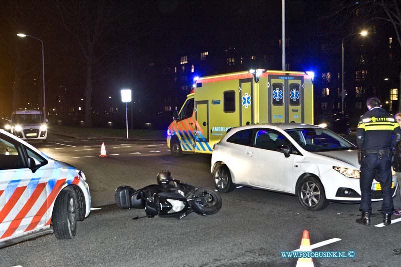 17011106.jpg - DORDRECHT:11-01-2017: Bij een ongeval tussen een auto en een bromfiets op de kruising Julianaweg  Nassauweg is de bromfietser gewond geraakt en door een Ambulance personeel behandeld. De kruising was tijdelijk afgesloten over de toedracht van het ongeval is nog niets te zeggen de politie onderzoekt het ongeval.Deze digitale foto blijft eigendom van FOTOPERSBURO BUSINK. Wij hanteren de voorwaarden van het N.V.F. en N.V.J. Gebruik van deze foto impliceert dat u bekend bent  en akkoord gaat met deze voorwaarden bij publicatie.EB/ETIENNE BUSINK