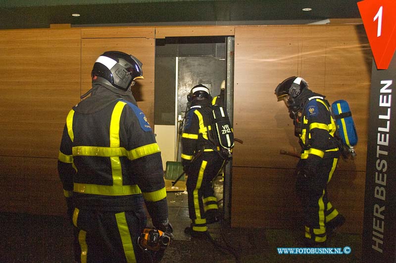 170111514.jpg - DORDRECHT - Op woensdag 11 januari 2017 werden de hulpdiensten van Dordrecht opgeroepen voor een binnenbrand in de Macdonalds locatie A16 in Dordrecht.Gelijk na de eerste brandmelding schaalde de brandweer op naar middelbrand.Een oven van in de brand gevlogen en het vuur was naar het plafon overgeslagen.Het naast gelegen hotel heeft een verdieping ontruimd vanweg de enorme rook overlast.Door snel ingrijpen van de brandweer is erger voorkomen.Deze digitale foto blijft eigendom van FOTOPERSBURO BUSINK. Wij hanteren de voorwaarden van het N.V.F. en N.V.J. Gebruik van deze foto impliceert dat u bekend bent  en akkoord gaat met deze voorwaarden bij publicatie.EB/ETIENNE BUSINK