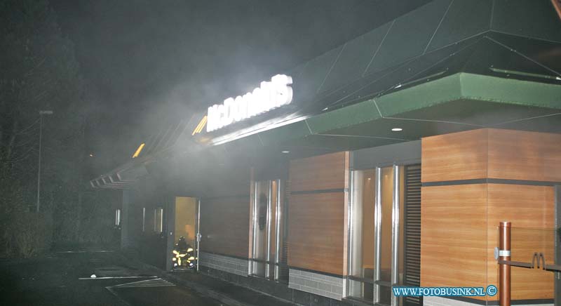 170111522.jpg - DORDRECHT - Op woensdag 11 januari 2017 werden de hulpdiensten van Dordrecht opgeroepen voor een binnenbrand in de Macdonalds locatie A16 in Dordrecht.Gelijk na de eerste brandmelding schaalde de brandweer op naar middelbrand.Een oven van in de brand gevlogen en het vuur was naar het plafon overgeslagen.Het naast gelegen hotel heeft een verdieping ontruimd vanweg de enorme rook overlast.Door snel ingrijpen van de brandweer is erger voorkomen.Deze digitale foto blijft eigendom van FOTOPERSBURO BUSINK. Wij hanteren de voorwaarden van het N.V.F. en N.V.J. Gebruik van deze foto impliceert dat u bekend bent  en akkoord gaat met deze voorwaarden bij publicatie.EB/ETIENNE BUSINK