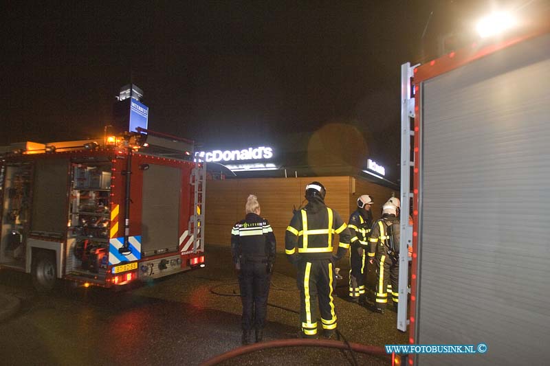170111536.jpg - DORDRECHT - Op woensdag 11 januari 2017 werden de hulpdiensten van Dordrecht opgeroepen voor een binnenbrand in de Macdonalds locatie A16 in Dordrecht.Gelijk na de eerste brandmelding schaalde de brandweer op naar middelbrand.Een oven van in de brand gevlogen en het vuur was naar het plafon overgeslagen.Het naast gelegen hotel heeft een verdieping ontruimd vanweg de enorme rook overlast.Door snel ingrijpen van de brandweer is erger voorkomen.Deze digitale foto blijft eigendom van FOTOPERSBURO BUSINK. Wij hanteren de voorwaarden van het N.V.F. en N.V.J. Gebruik van deze foto impliceert dat u bekend bent  en akkoord gaat met deze voorwaarden bij publicatie.EB/ETIENNE BUSINK