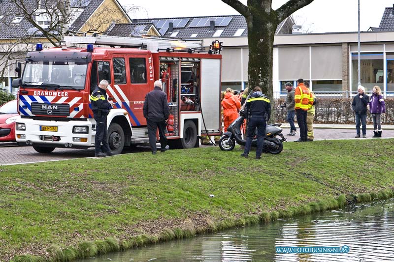 17011201.jpg - ZWIJNDRECHT:12-Januari-2017: Heden middag kwam er een melding bij 112 binnen dat er iemand met een scooter te water zou zijn geraakt op de Doevelskerc in Zwijndrecht. De brandweer kwam met groot materieel te plaatse en duikers zochten in het water maar er werd geen persoon aangetroffen, wel de Scooter deze wordt door de politie onderzocht.Deze digitale foto blijft eigendom van FOTOPERSBURO BUSINK. Wij hanteren de voorwaarden van het N.V.F. en N.V.J. Gebruik van deze foto impliceert dat u bekend bent  en akkoord gaat met deze voorwaarden bij publicatie.EB/ETIENNE BUSINK