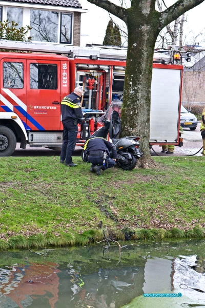 17011202.jpg - ZWIJNDRECHT:12-Januari-2017: Heden middag kwam er een melding bij 112 binnen dat er iemand met een scooter te water zou zijn geraakt op de Doevelskerc in Zwijndrecht. De brandweer kwam met groot materieel te plaatse en duikers zochten in het water maar er werd geen persoon aangetroffen, wel de Scooter deze wordt door de politie onderzocht.Deze digitale foto blijft eigendom van FOTOPERSBURO BUSINK. Wij hanteren de voorwaarden van het N.V.F. en N.V.J. Gebruik van deze foto impliceert dat u bekend bent  en akkoord gaat met deze voorwaarden bij publicatie.EB/ETIENNE BUSINK