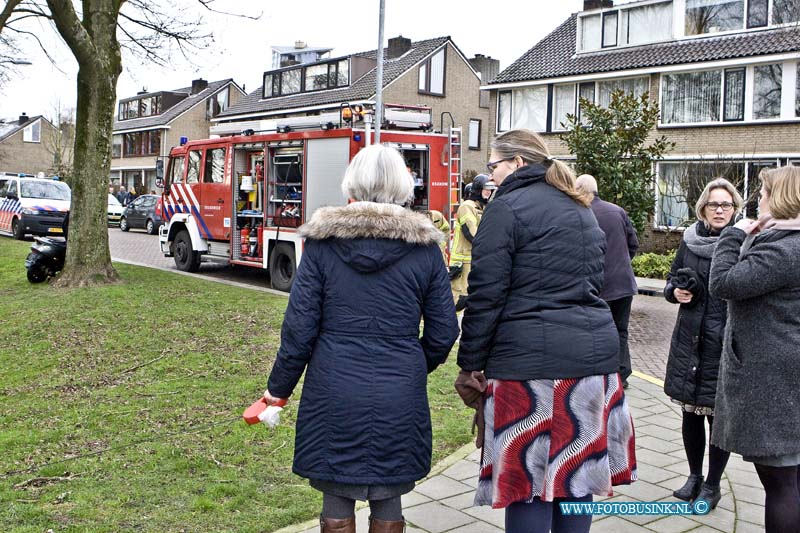 17011203.jpg - ZWIJNDRECHT:12-Januari-2017: Heden middag kwam er een melding bij 112 binnen dat er iemand met een scooter te water zou zijn geraakt op de Doevelskerc in Zwijndrecht. De brandweer kwam met groot materieel te plaatse en duikers zochten in het water maar er werd geen persoon aangetroffen, wel de Scooter deze wordt door de politie onderzocht.Deze digitale foto blijft eigendom van FOTOPERSBURO BUSINK. Wij hanteren de voorwaarden van het N.V.F. en N.V.J. Gebruik van deze foto impliceert dat u bekend bent  en akkoord gaat met deze voorwaarden bij publicatie.EB/ETIENNE BUSINK