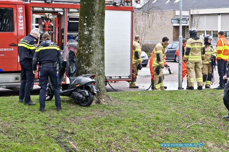 17011204.jpg - ZWIJNDRECHT:12-Januari-2017: Heden middag kwam er een melding bij 112 binnen dat er iemand met een scooter te water zou zijn geraakt op de Doevelskerc in Zwijndrecht. De brandweer kwam met groot materieel te plaatse en duikers zochten in het water maar er werd geen persoon aangetroffen, wel de Scooter deze wordt door de politie onderzocht.Deze digitale foto blijft eigendom van FOTOPERSBURO BUSINK. Wij hanteren de voorwaarden van het N.V.F. en N.V.J. Gebruik van deze foto impliceert dat u bekend bent  en akkoord gaat met deze voorwaarden bij publicatie.EB/ETIENNE BUSINK