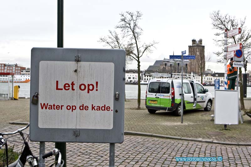 17011206.jpg - ZWIJNDRECHT:12-Januari-2017: Overal in Nederland worden maatregelen genomen. Dit alles vanwege twee opeenvolgende stormen en springtij waar Nederland de komende dagen mee te maken krijgt. Door het hoogwater als gevolg van de eerste winterstorm zijn de kades van een aantal havens langs de Oude Maas zoals hier in Zwijndrecht (Veerplein) voorzien van waarschuwingsborden. Ook in Dordrecht zou het water in de rivieren hoger dan gebruikelijk zijn. Dat zou tot enige wateroverlast kunnen leiden in het historisch havengebied.Deze digitale foto blijft eigendom van FOTOPERSBURO BUSINK. Wij hanteren de voorwaarden van het N.V.F. en N.V.J. Gebruik van deze foto impliceert dat u bekend bent  en akkoord gaat met deze voorwaarden bij publicatie.EB/ETIENNE BUSINK